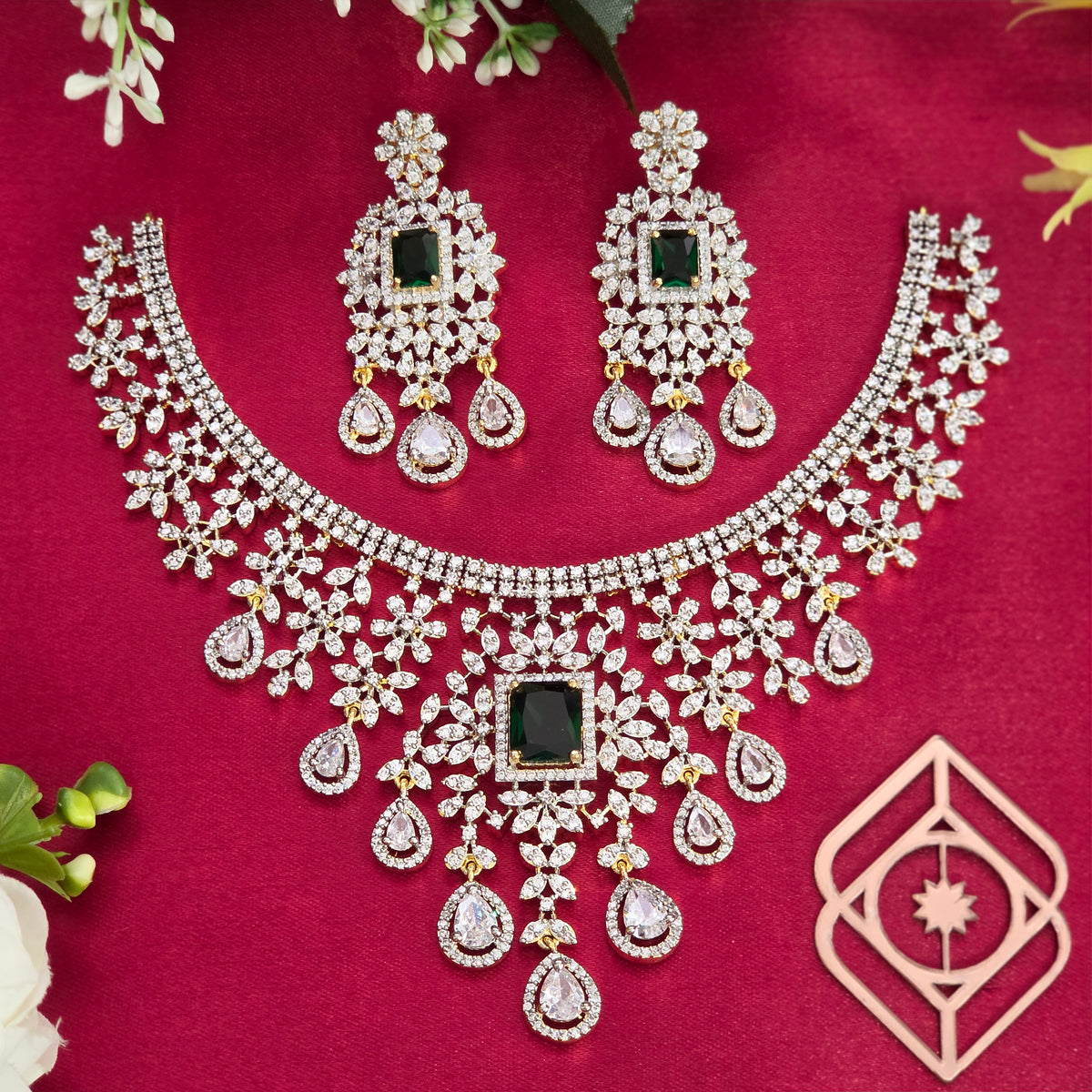 Short necklace, emerald. Ahankaraka AKSN72.
