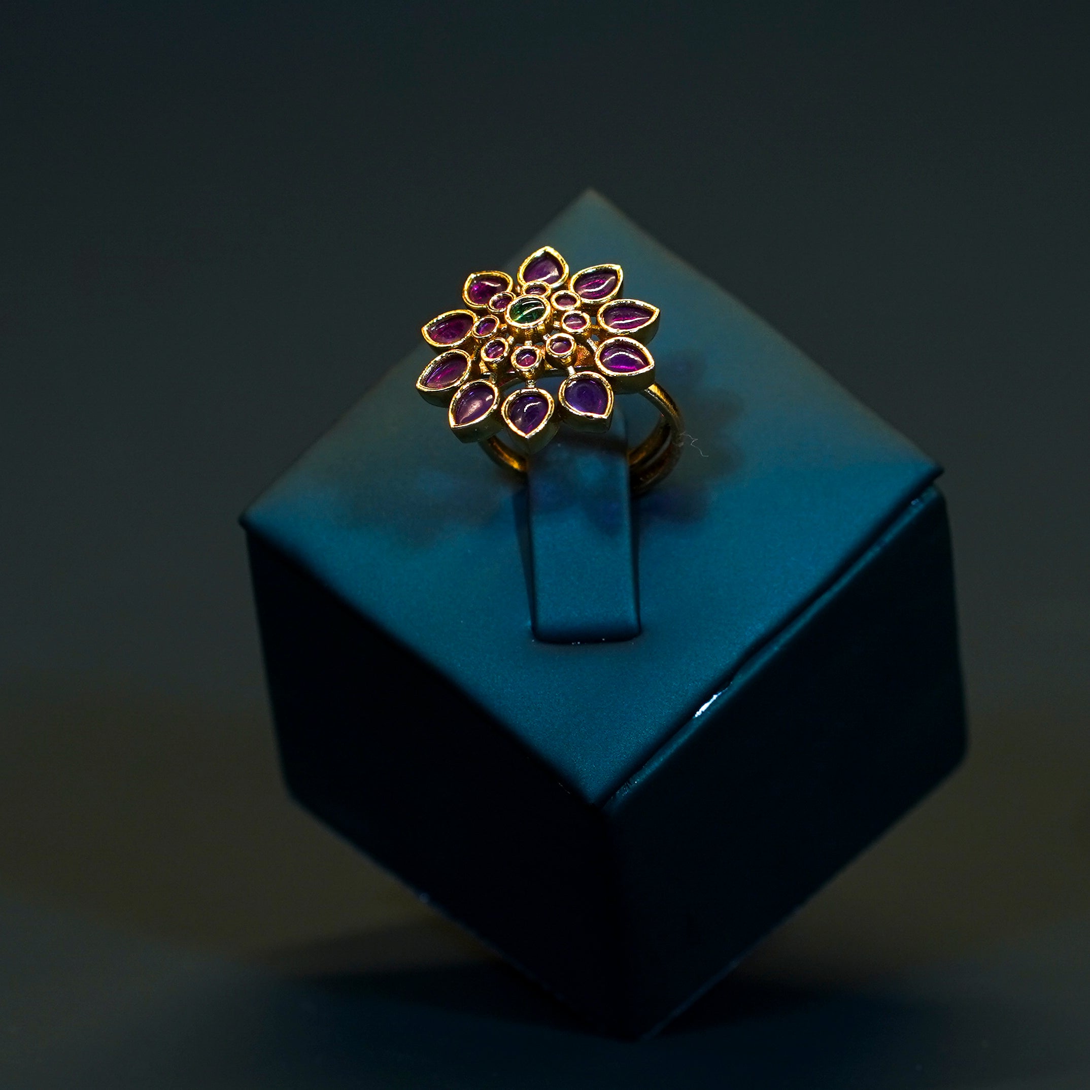 Exquisite Kemp Floral Finger Ring
