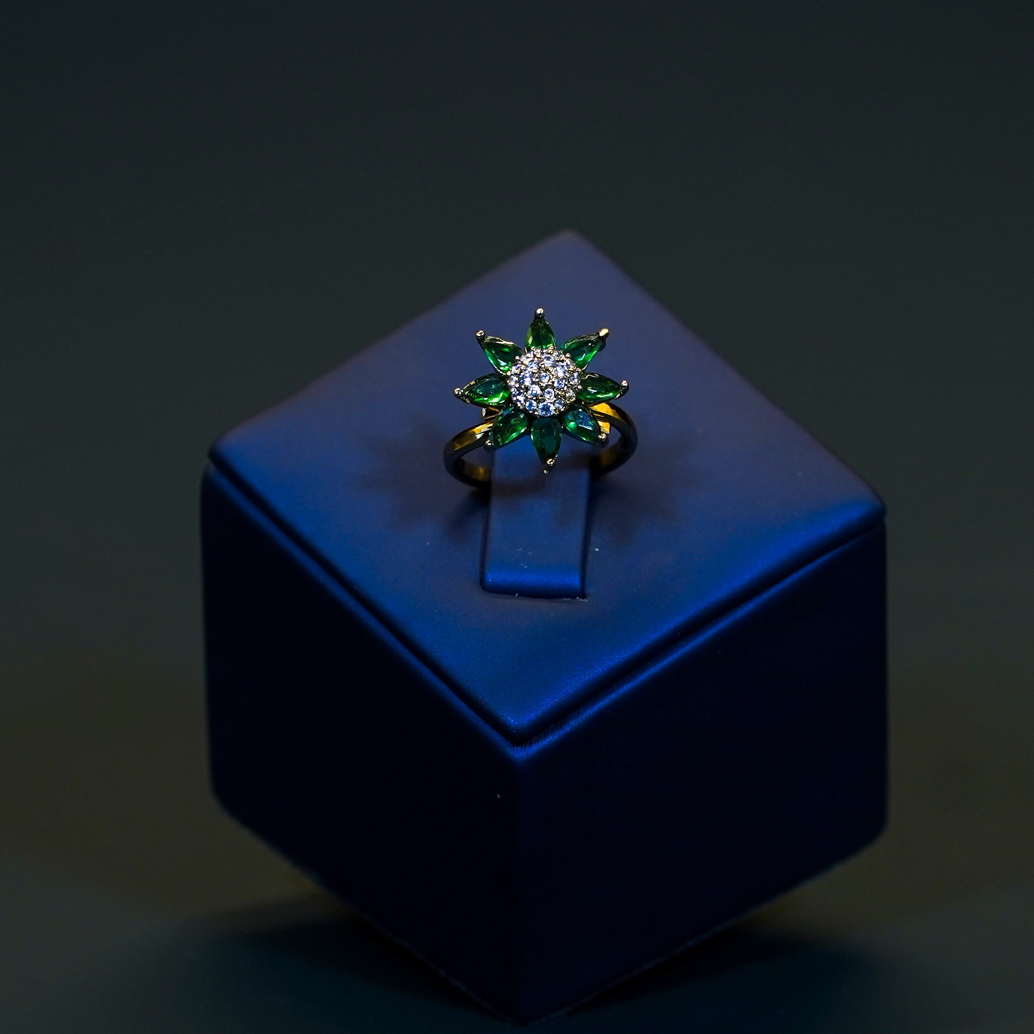 Elegant Green Floral Finger Ring