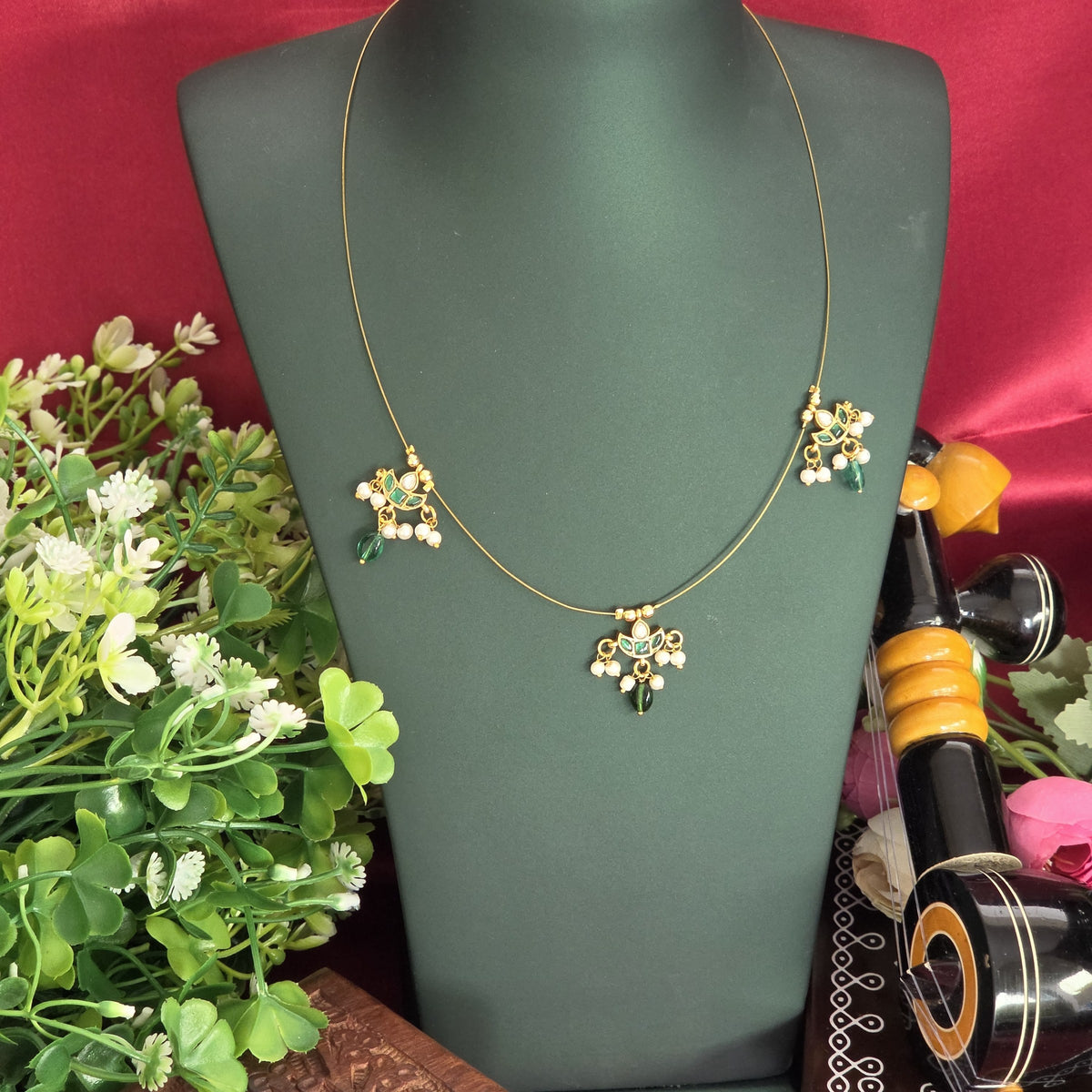 Invisible necklace, emerald motif. Ahankaraka AKIN04.