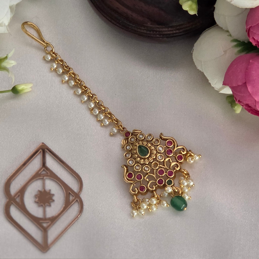 Maang tikka, set with pearls. Ahankaraka AKMT32.