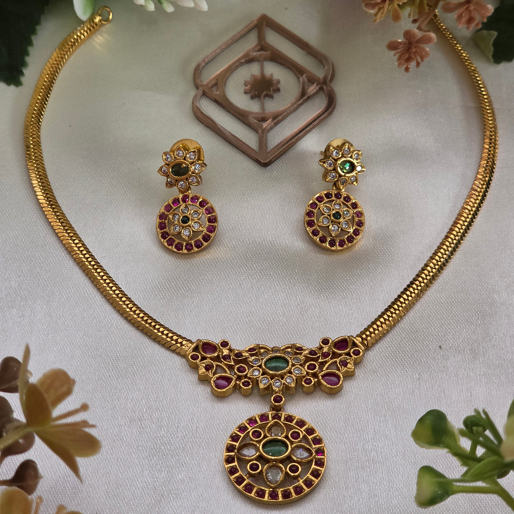 Choker necklace, set with kemp. Ahankaraka AKCK16.
