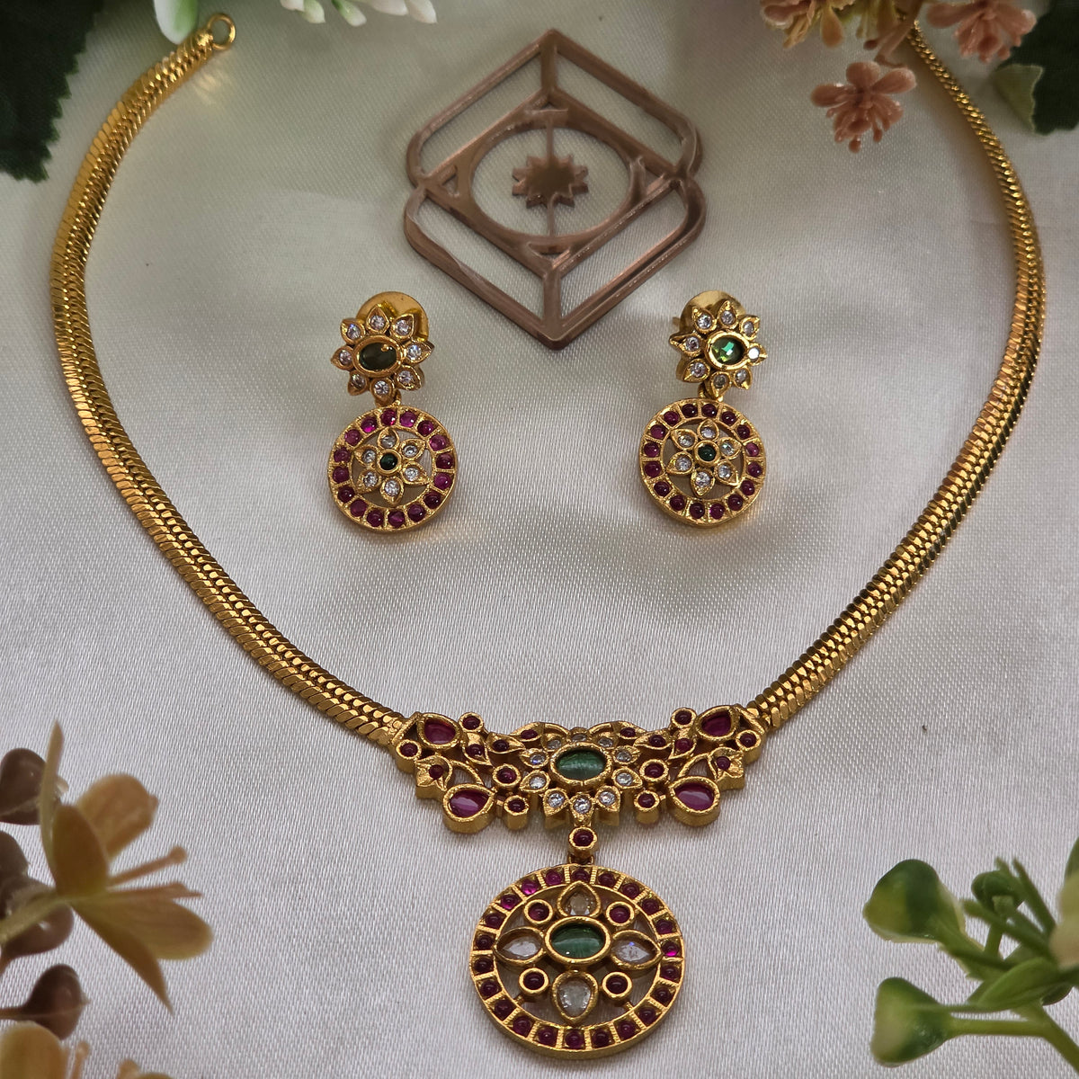 Choker necklace, set with kemp. Ahankaraka AKCK16.