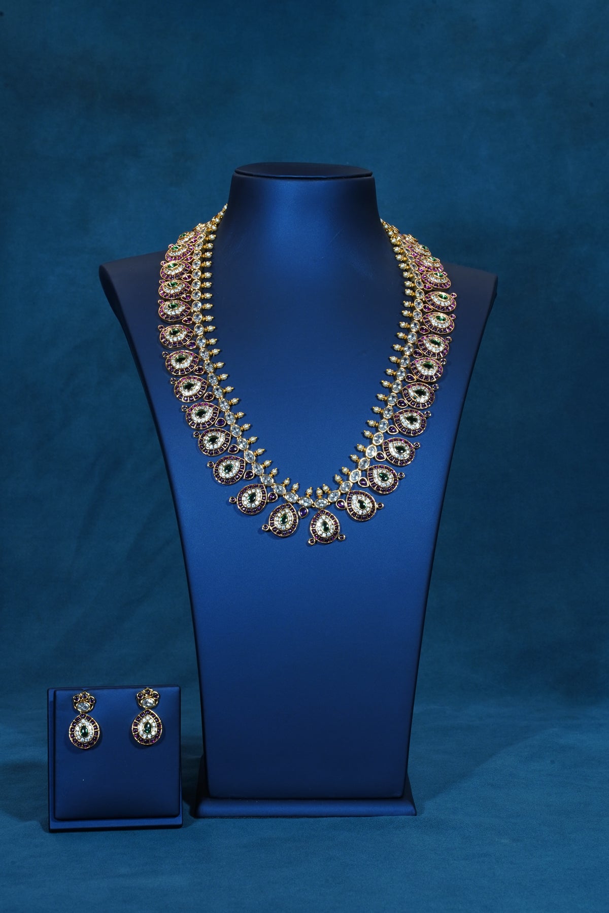 Long necklace, set with kemp and pearls. Ahankaraka AKLN05.