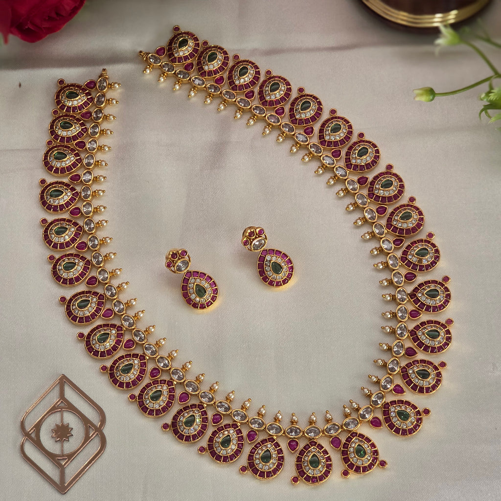 Long necklace, set with kemp and pearls. Ahankaraka AKLN05.