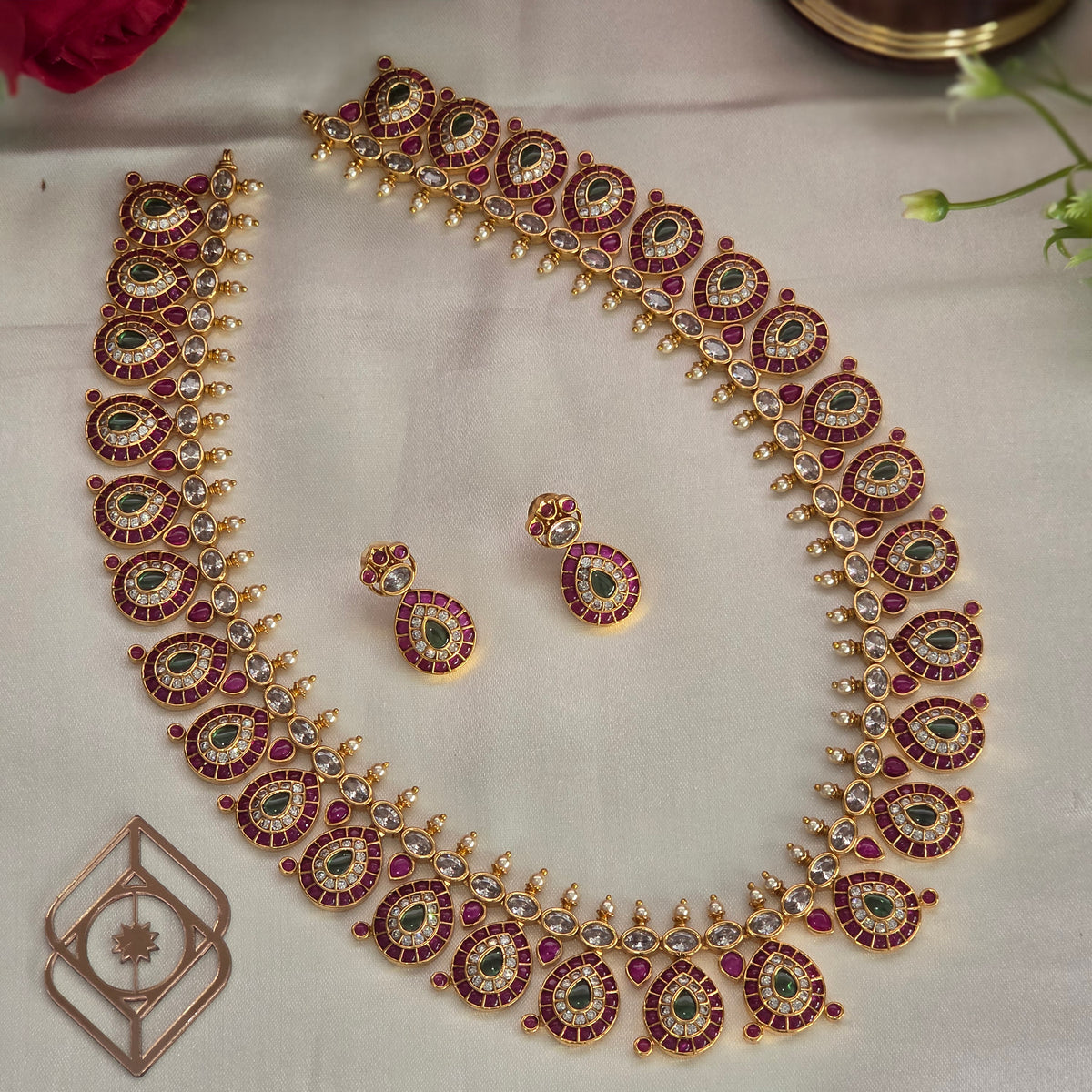 Long necklace, set with kemp and pearls. Ahankaraka AKLN05.