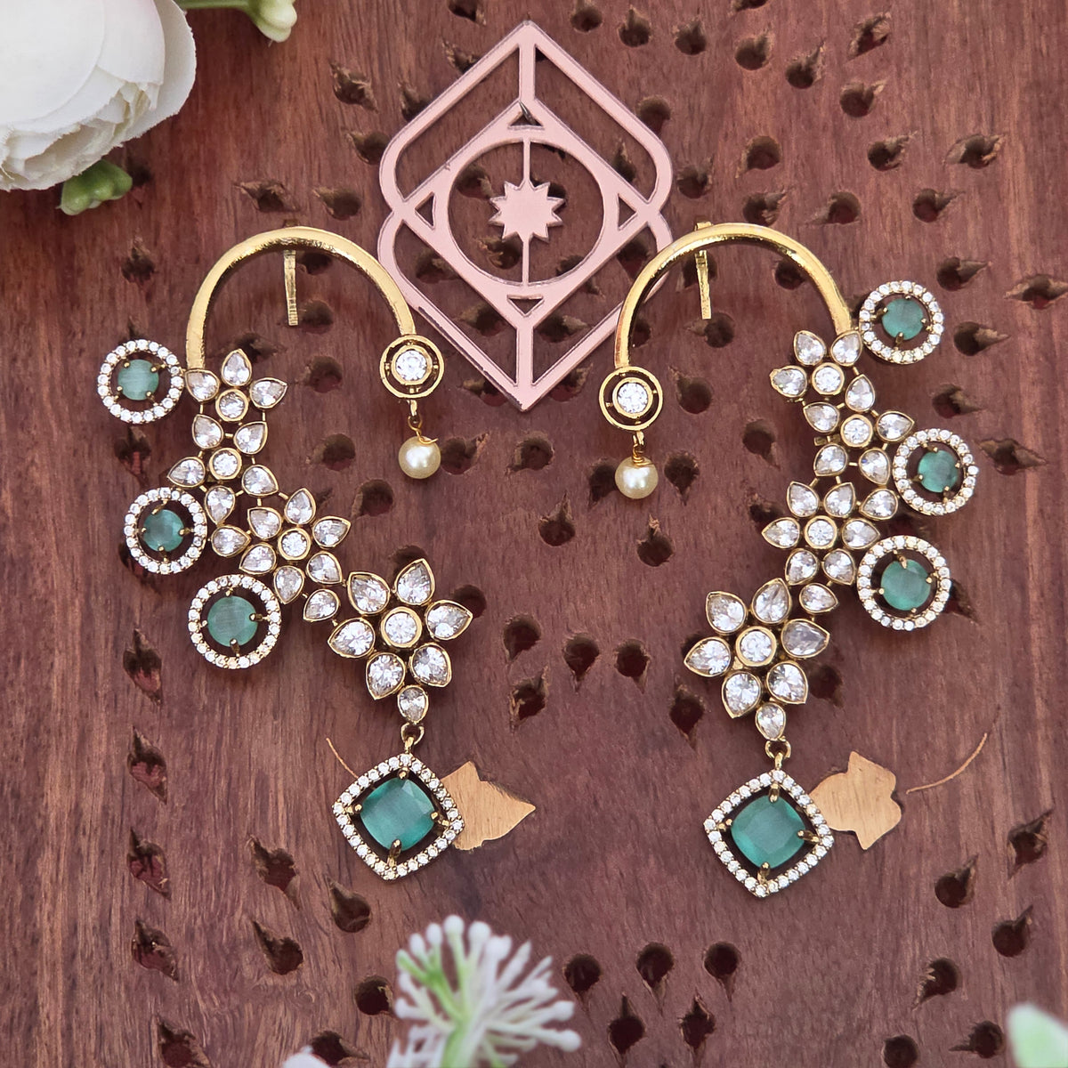 Ear cuff, victorian and floral motif. Ahankaraka AKEC12.