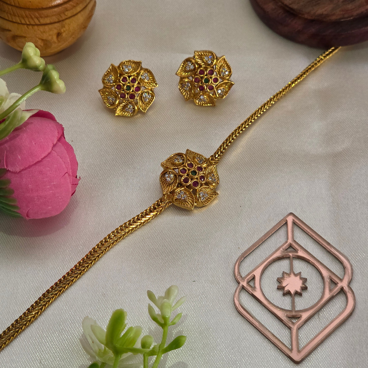 Choker necklace, floral motif. Ahankaraka AKCK19.