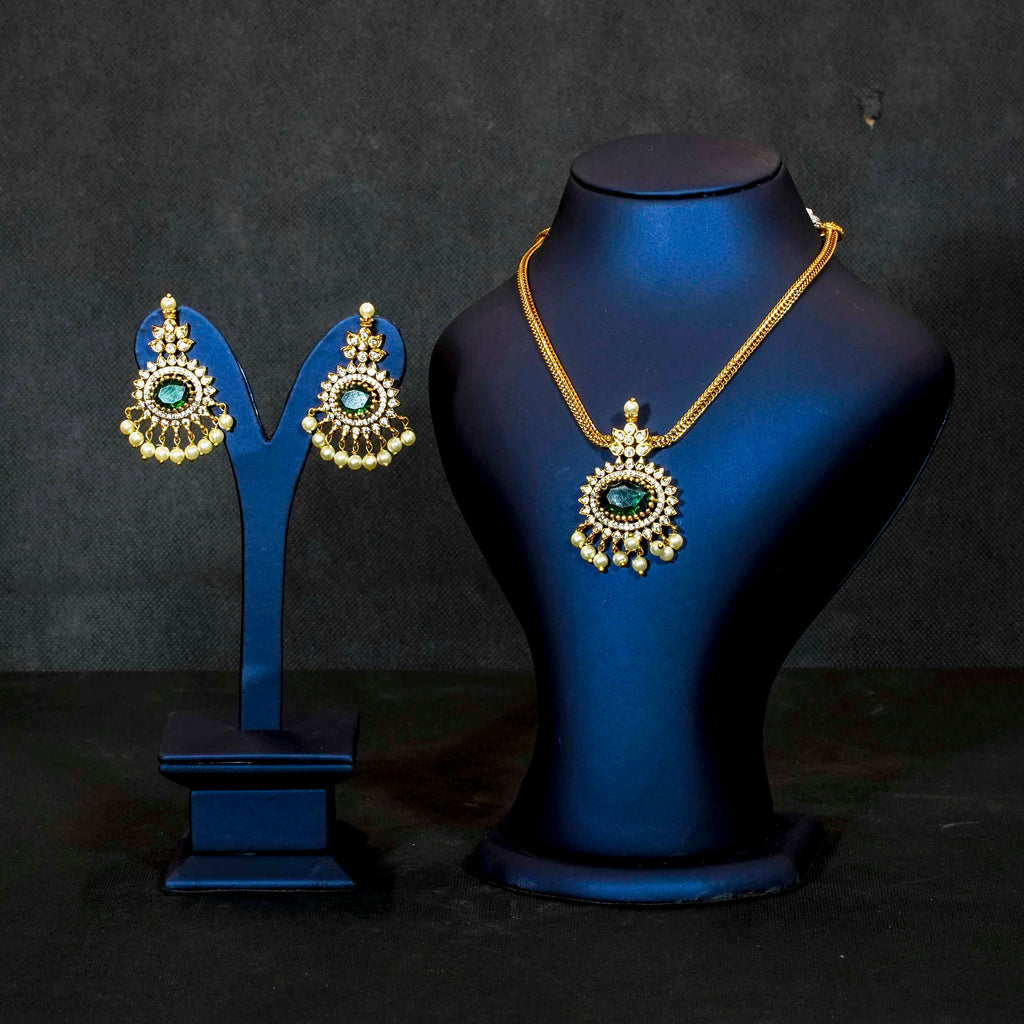 Choker necklace, set with emerald. Ahankaraka AKCK09.