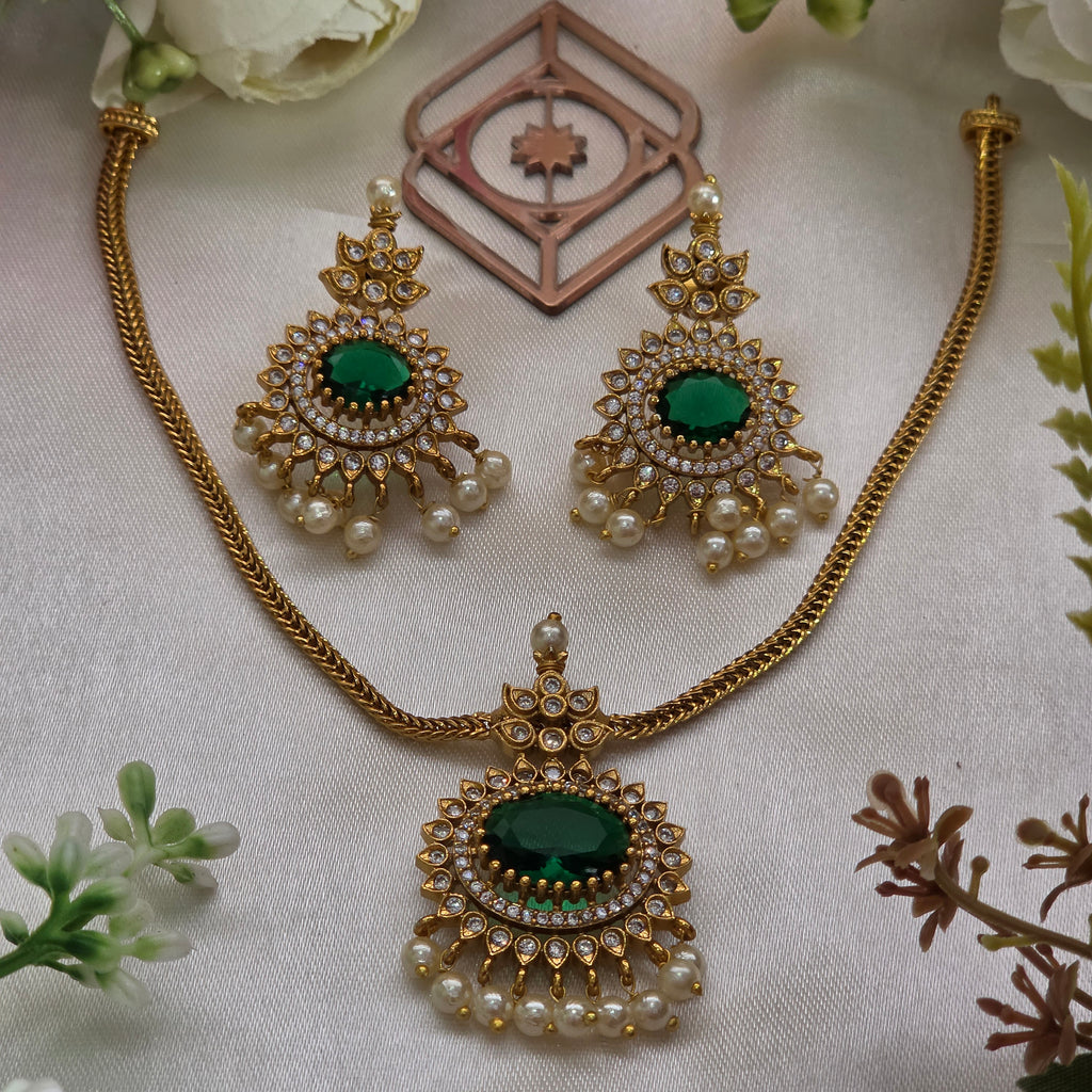 Choker necklace, set with emerald. Ahankaraka AKCK09.