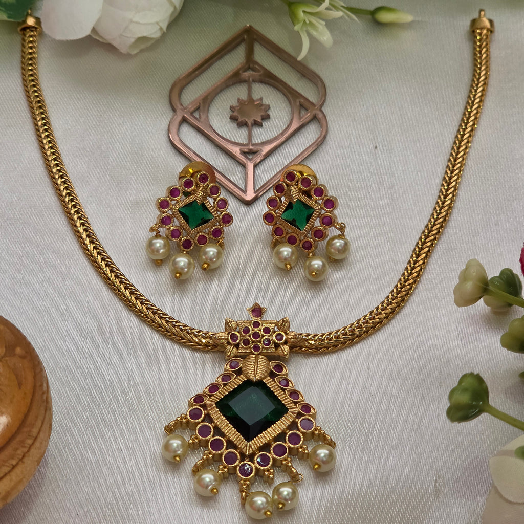 Choker necklace, set with ruby and emerald. Ahankaraka AKCK10.