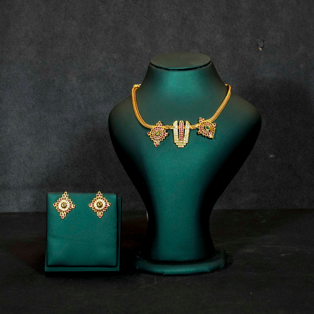 Choker necklace, set with kemp. Ahankaraka AKCK13.