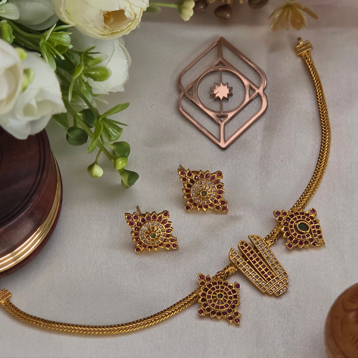 Choker necklace, set with kemp Pendant. Ahankaraka AKCK13.
