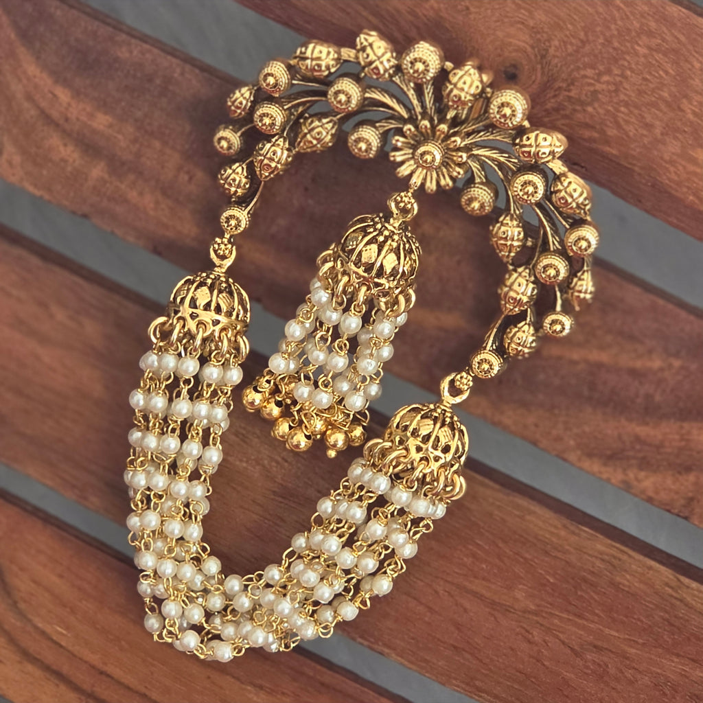 Hair pin, set with pearls. Ahankaraka AKHP08.